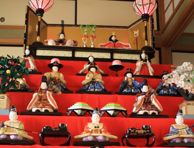 ひな祭りの雛人形の飾り方 7段5段3段